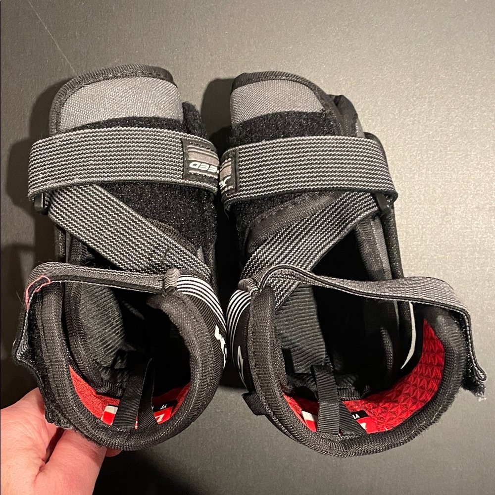 CCM Black and Red Protective Elbow Pads Size Child Large - Picture 3 of 8